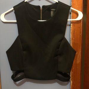 Very cute black crop top !
